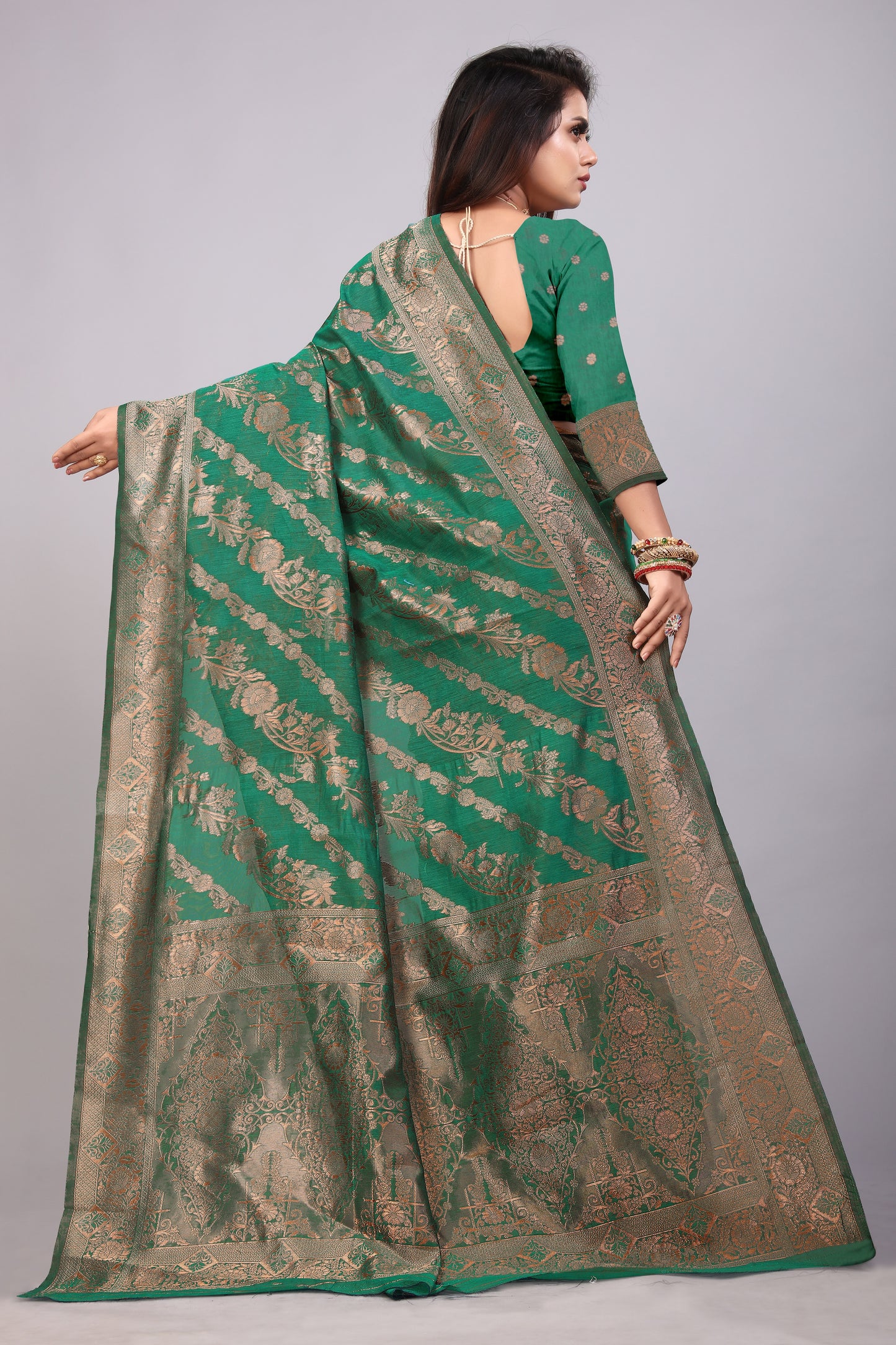 Delightful Exclusive Attractive Designer Bollywood Saree For Women Soft Lichi Silk saree with Rich Pallu & Meenakari with Weaving Border ( Rapair Leriya - Light Green )