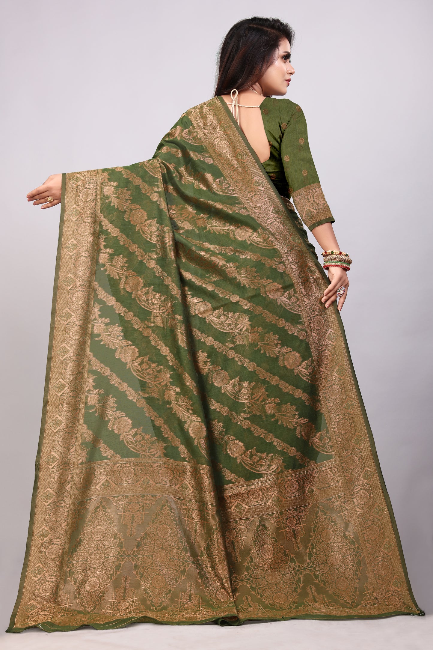 Delightful Exclusive Attractive Designer Bollywood Saree For Women Soft Lichi Silk saree with Rich Pallu & Meenakari with Weaving  Border ( Rapair Leriya - Mahendi Green )